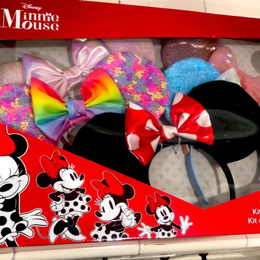 NWT 5 Piece Ear Kit. Disney Minnie Mouse